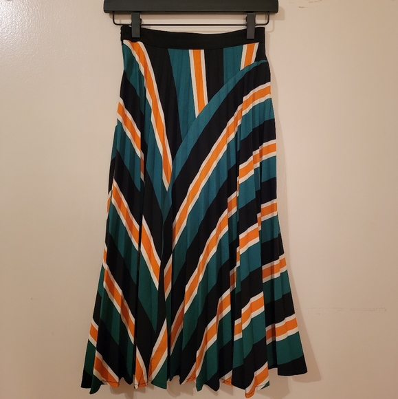 DO+BE Pleated Skirt - Picture 3 of 6